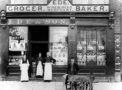 Ede e Son Droghiere, Mercante di vino e birra, Panettiere, c.1890 da English Photographer